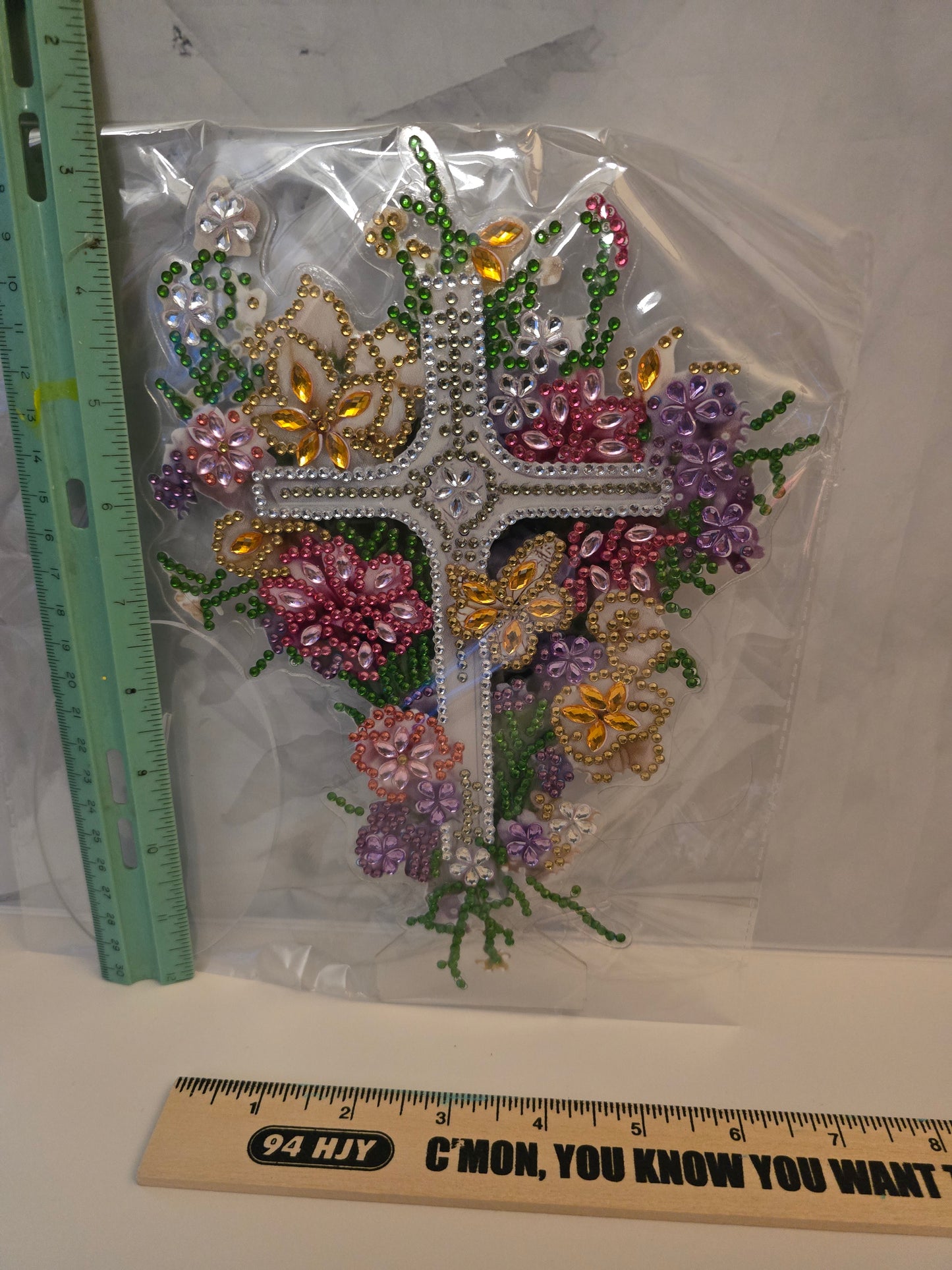 Bouquet of flowers around cross Diamond Art